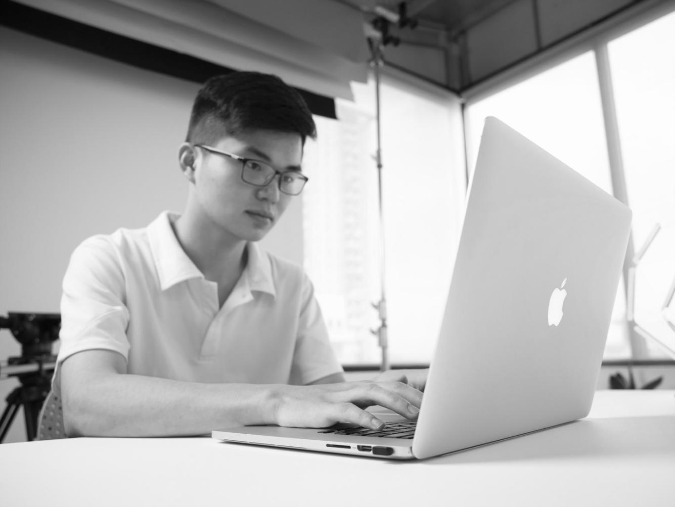 Persona revisando finanzas personales con calculadora y documentos organizados