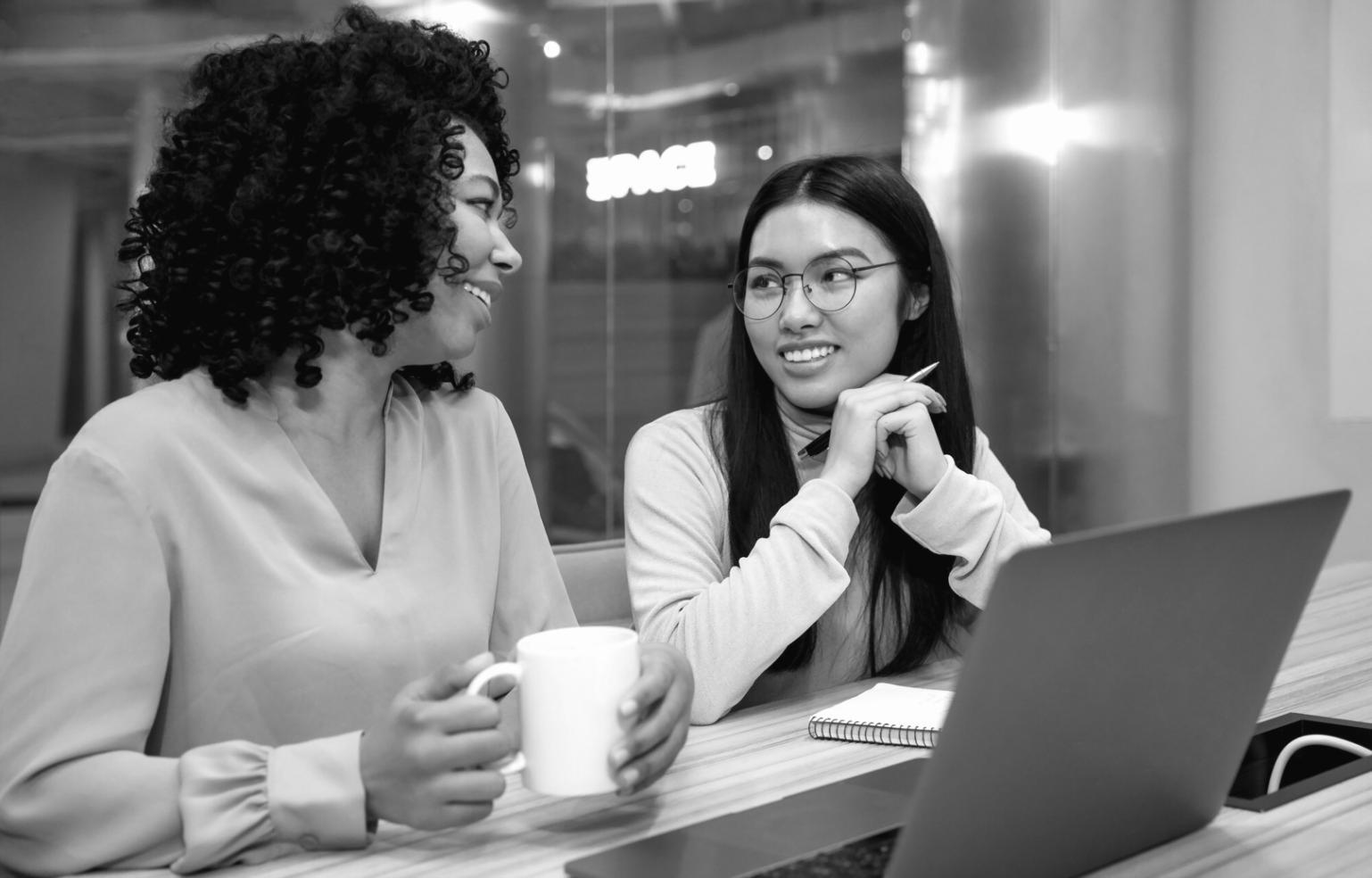 Persona revisando documentos financieros y planificando presupuesto mensual